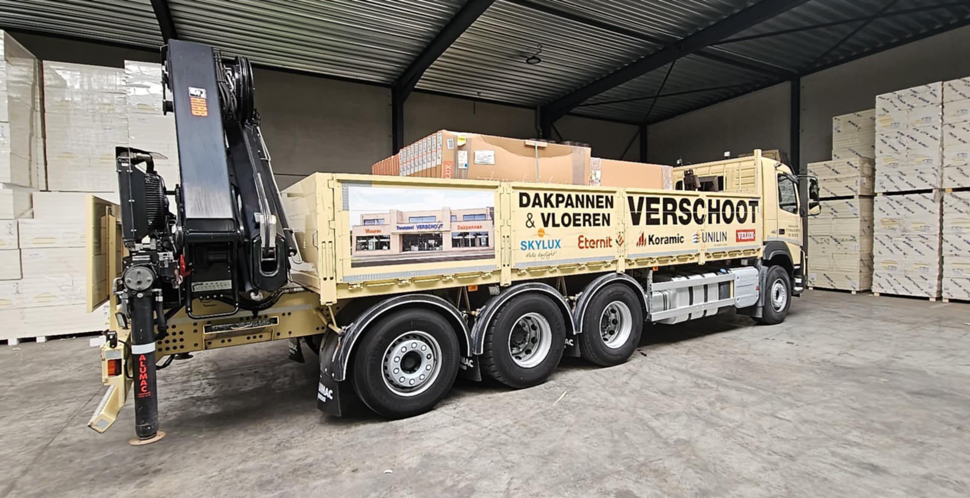 Kraanwagen in magazijn
