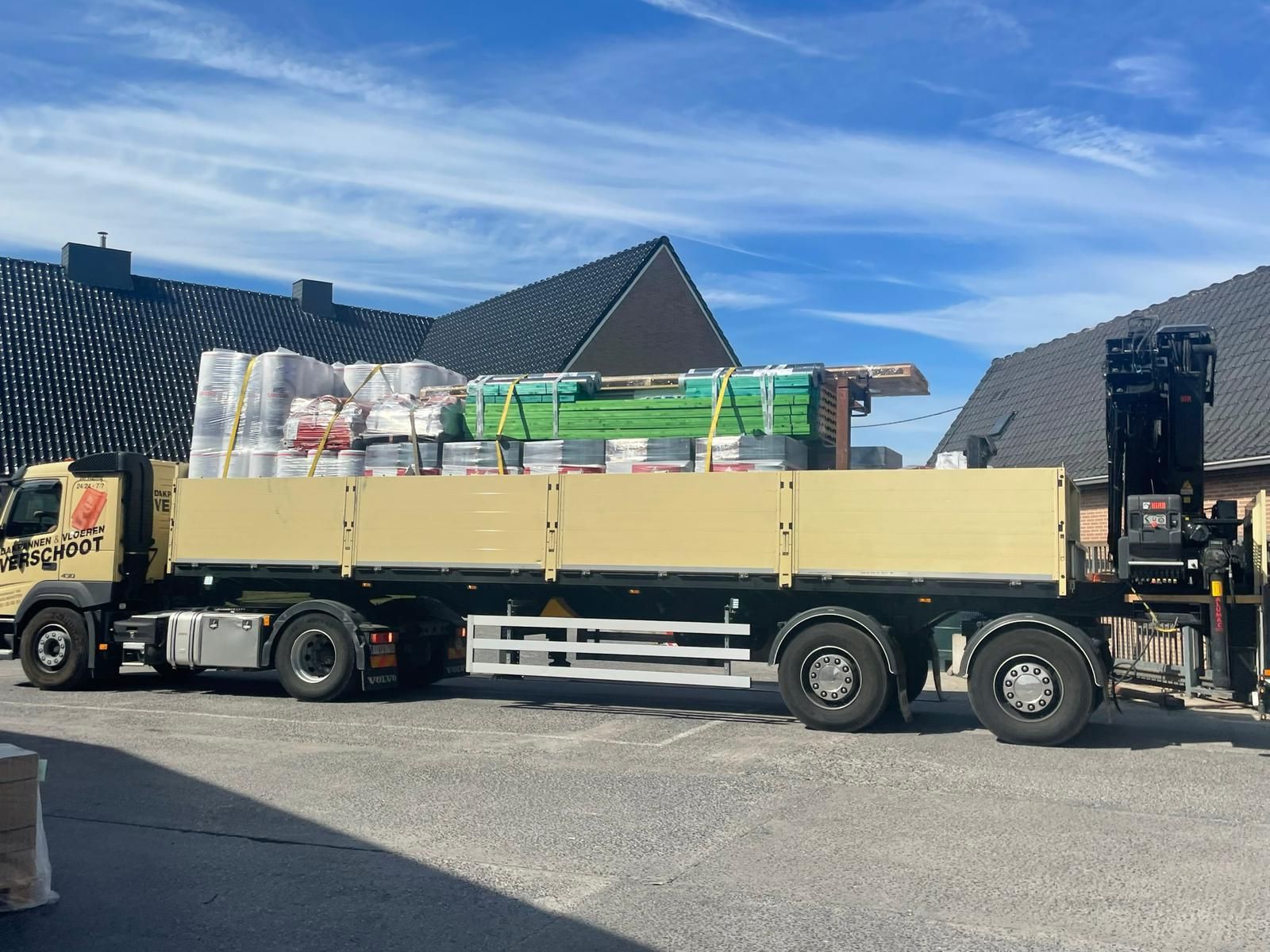 Truck volgeladen met toebehoren voor dakbedekking